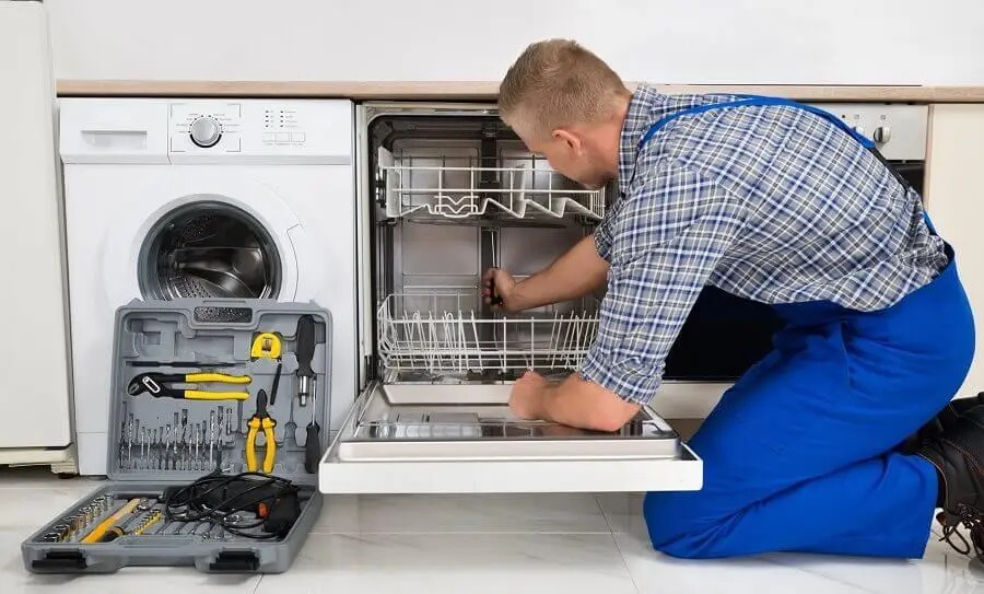 Bornova Hotpoint servisi teknisyen ekibi beyaz eşya tamiri yaparken